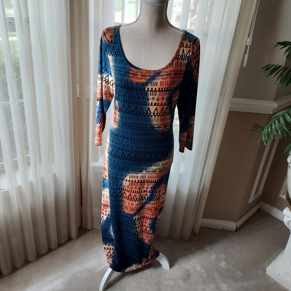 MONROE & MAIN LONG SLEEVE MAXI DRESS - Picture 3 of 4